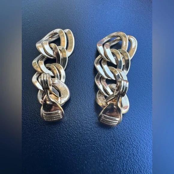 Vintage Monet gold tone chain necklace and clip-on earring set - Picture 8 of 10